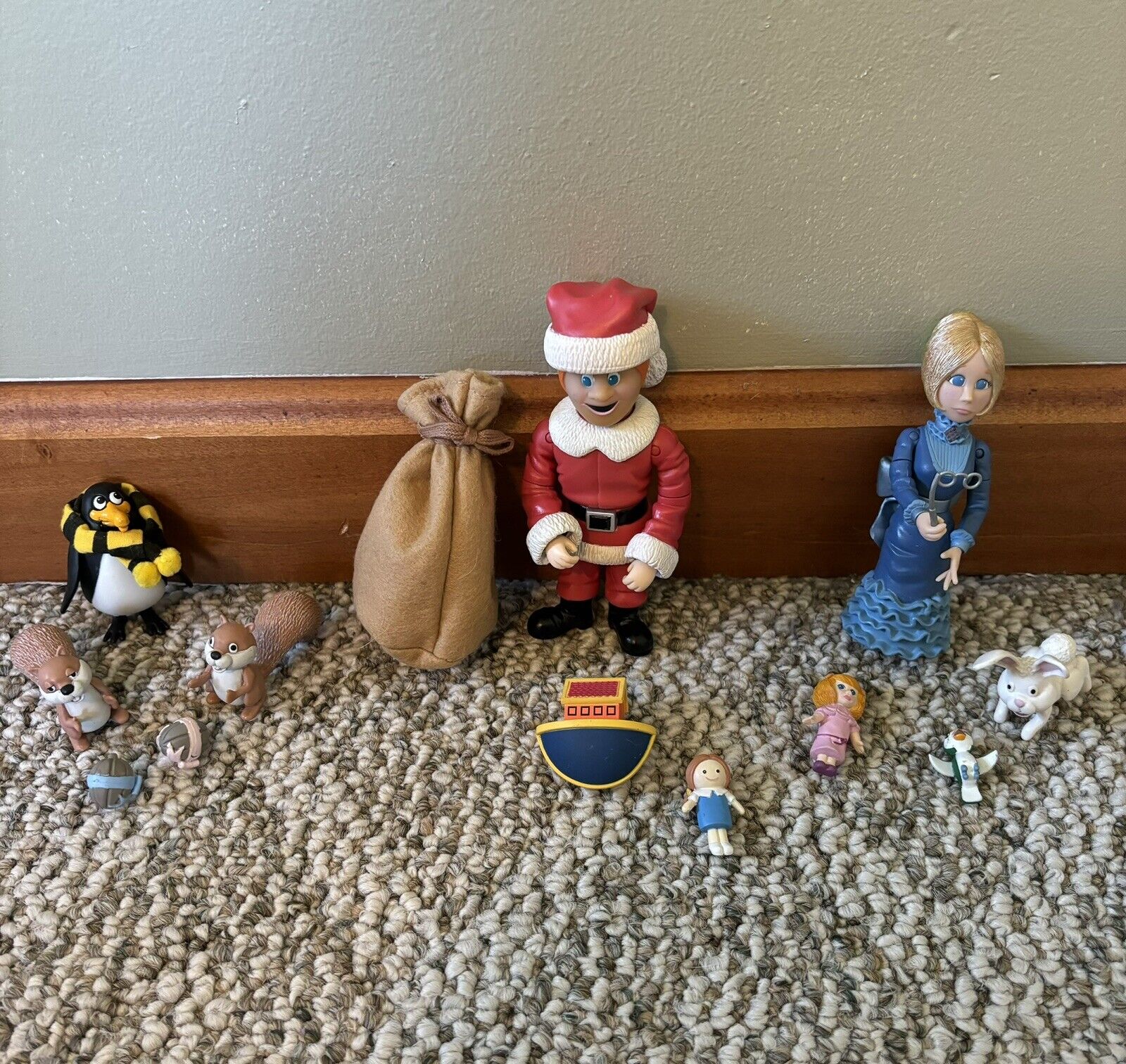 Santa Claus is Coming To Town Figures