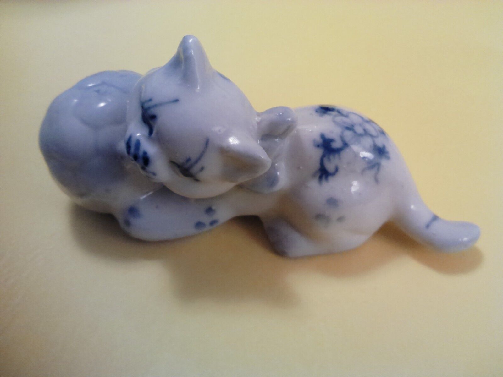 Vintage 1950's ceramic cat laying down with ball of yarn, Chinese maker's mark