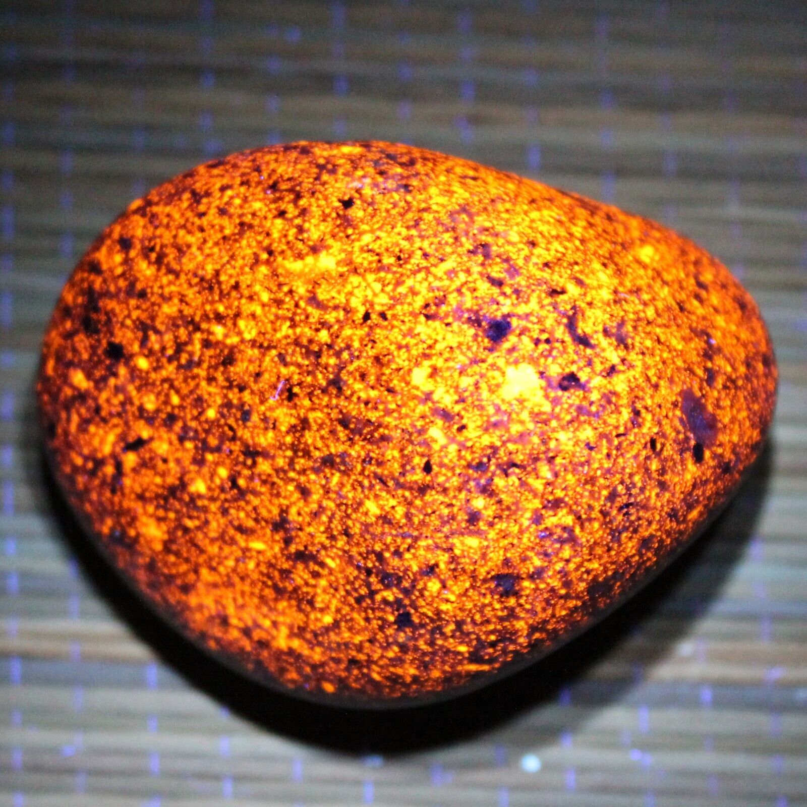 BIG BRIGHT Yooperlite Rock from Lake Superior Fluorescent Sodalite Glow Stone Z5