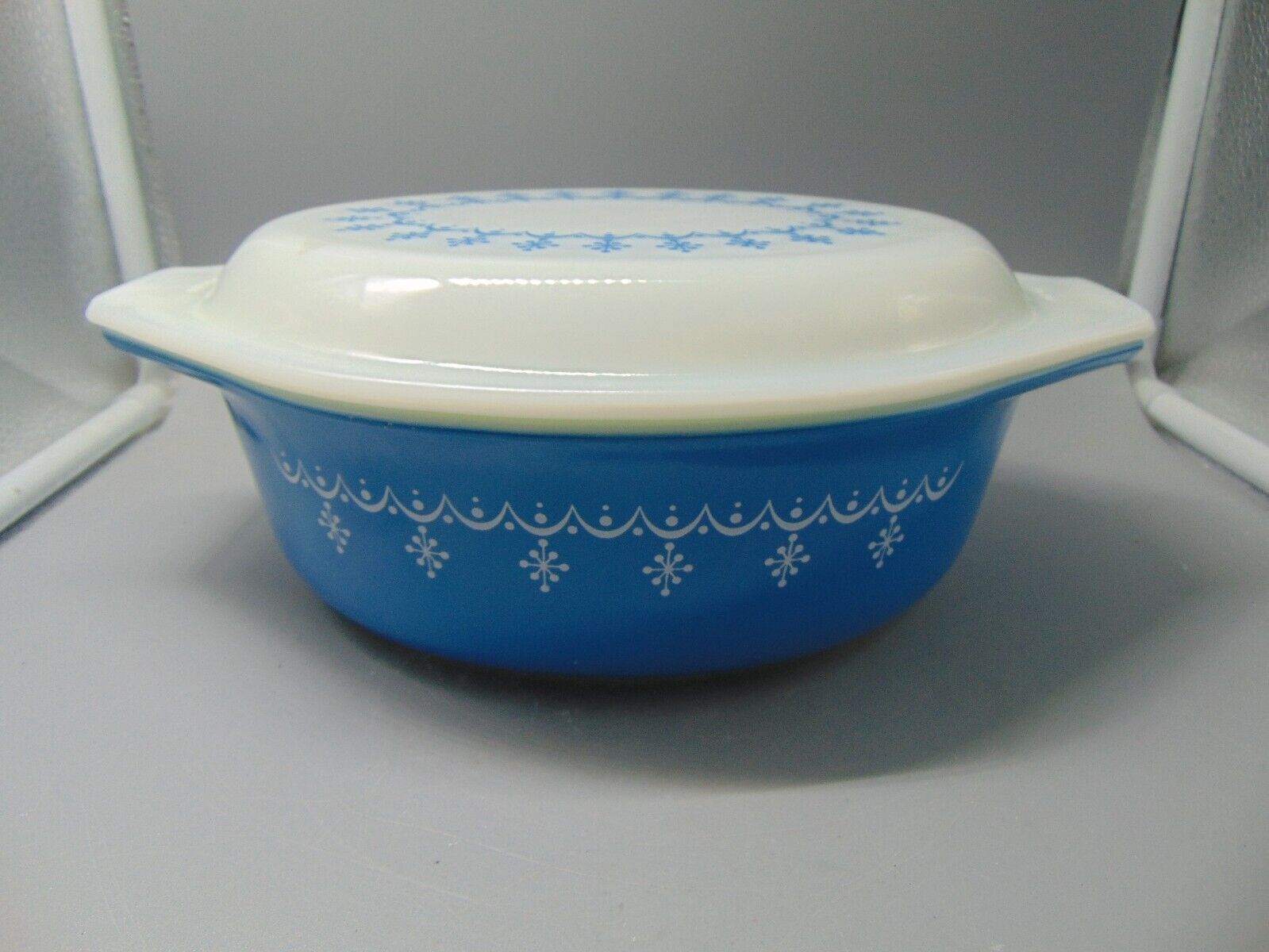 Pyrex Snowflake 1.5 Qt. Covered Casserole 043 w/Matching Cover RARE