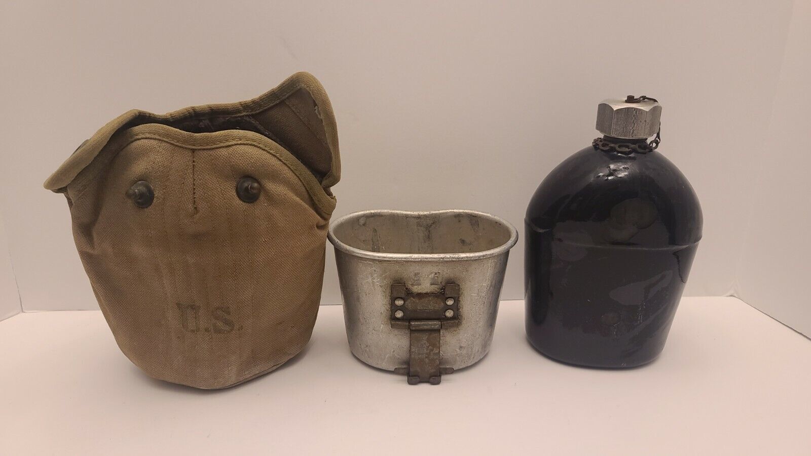 RARE~VINTAGE US ARMY WWII 1942 US S.M CO~BLACK ENAMEL CANTEEN WITH COVER AND CUP