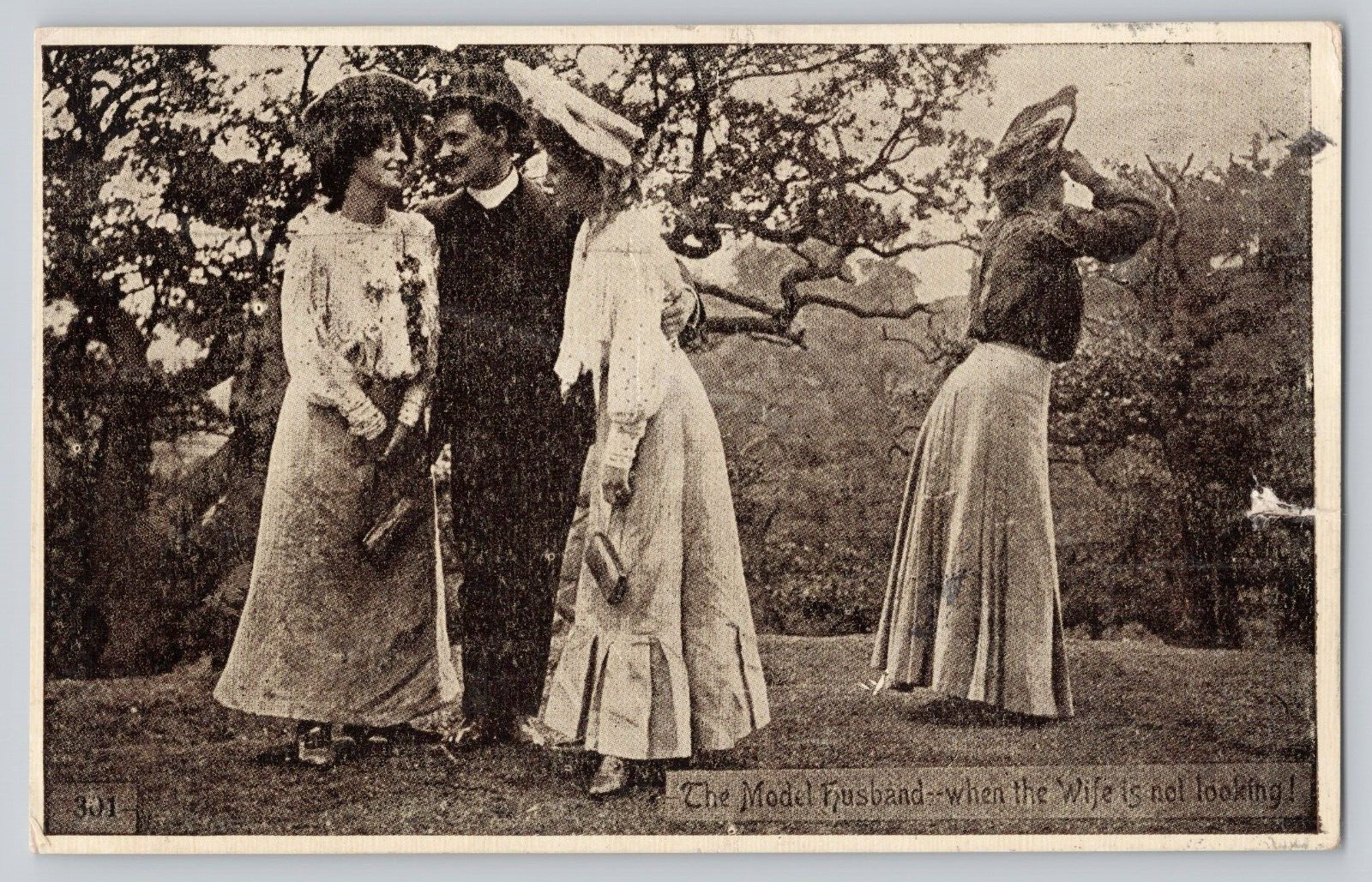 Postcard The model Husband when the wife is not looking ... Humor Romance c 1907