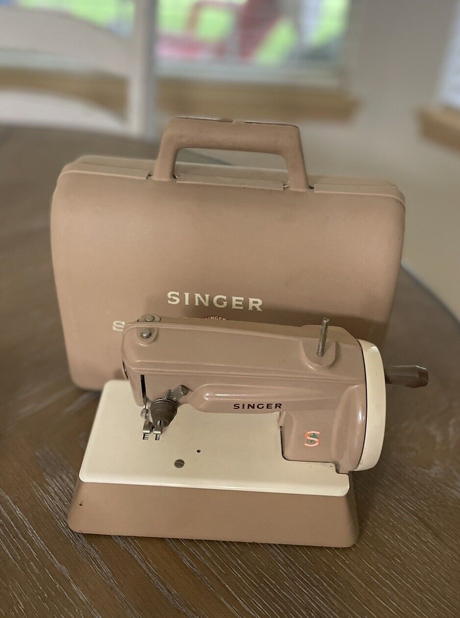Vintage 1960s Singer hand crank childs toy sewing machine sewhandy 40