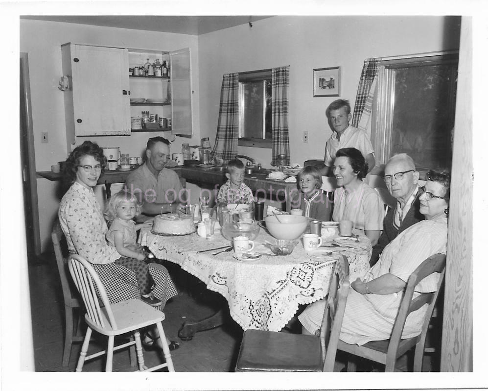 Vintage FOUND FAMILY PHOTOGRAPH bw  Original Snapshot 07 18 S