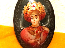 🔥BEAUTIFUL PRINCESS QUEEN  FEDOSKINO RUSSIAN HAND-PAINTED LACQUER PIN ROOCH picture