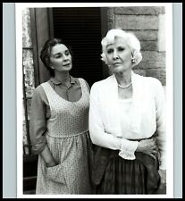 Barbara Stanwyck + Jean Simmons in The Thorn Birds (1983) ORIGINAL PHOTO MC 1 picture