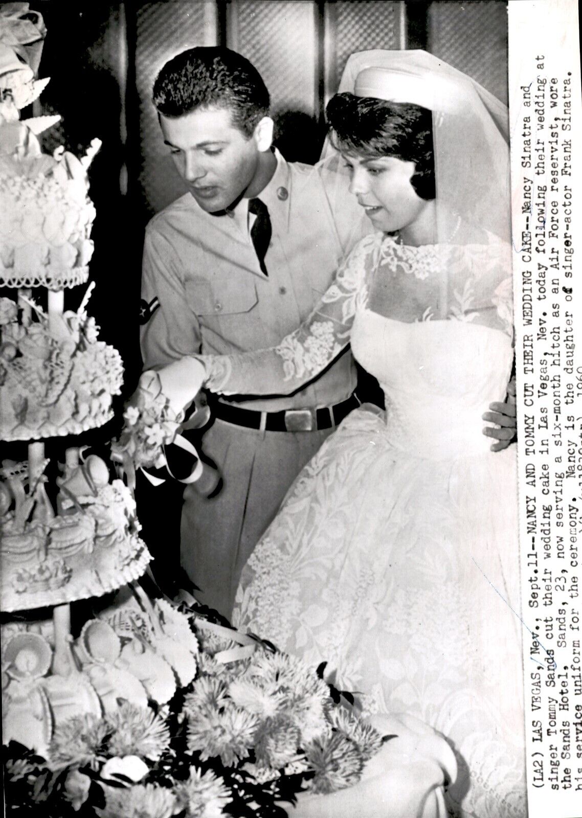 LG9 1960 AP Wire Photo NANCY SINATRA & TOMMY SANDS CUT WEDDING CAKE LAS VEGAS