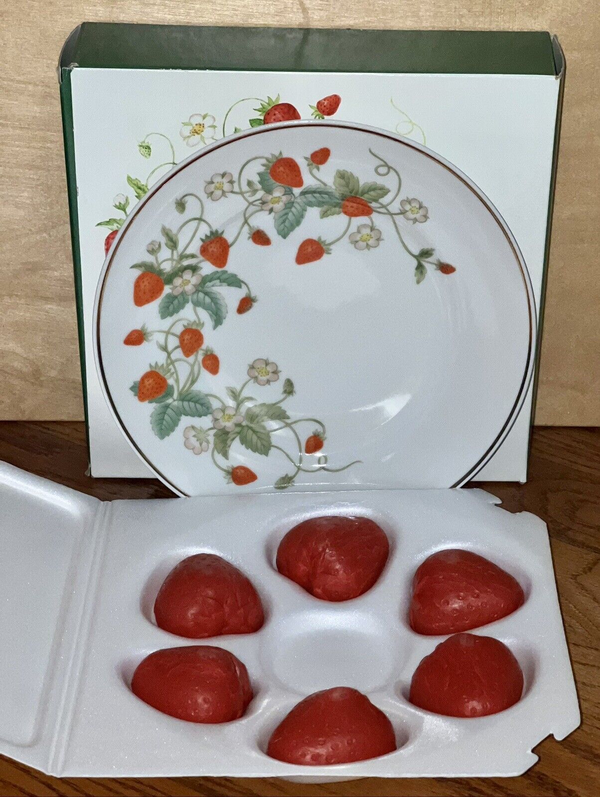 VTG NEW Avon Strawberry Porcelain Decorative Plate 22K trim W/6 Guest Soaps NEW
