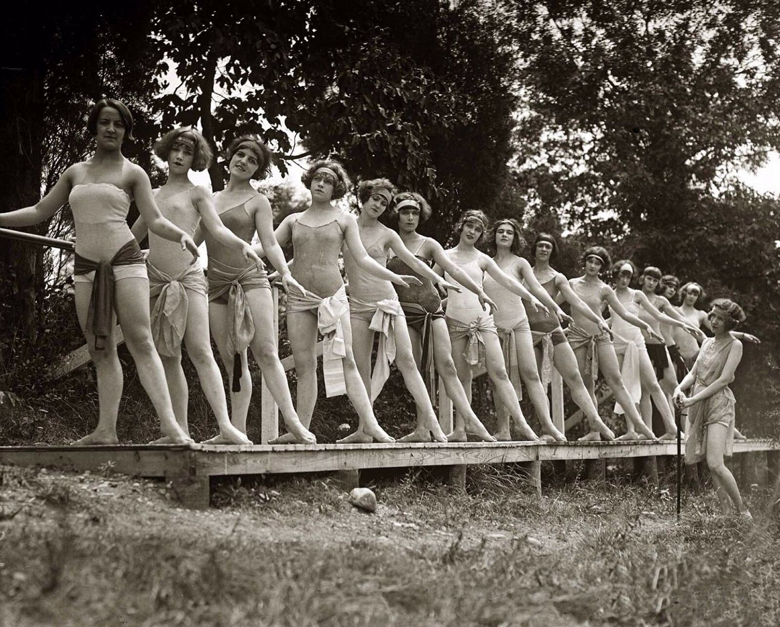 1920s Flappers BATHING BEAUTIES Leggy Photo (175-o )