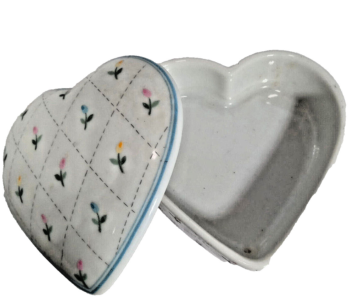 Vintage Porcelain Heart Shape Floral Trinket Ring Pill Box Blue white Japan 3\