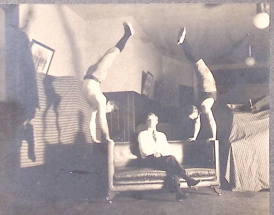1920s UNUSUAL ACROBATIC PHOTOGRAPH 2 MAN HANDSTAND OPPOSITE SIDES OF SOFA Z5454