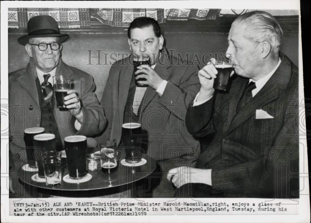 1959 Press Photo Harold MacMillan enjoys a pint with customers at England pub