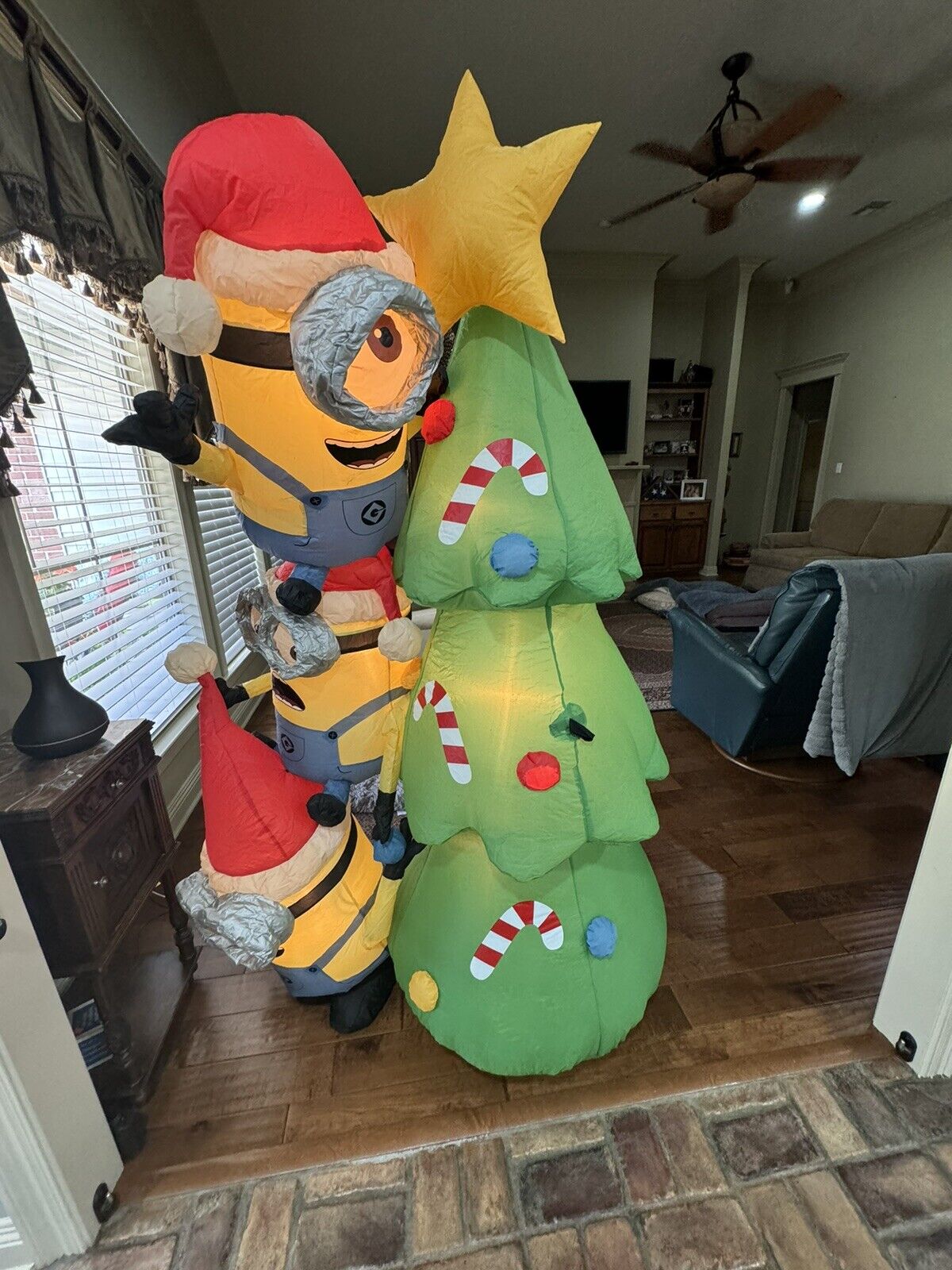 2016 Gemmy 6’ Minions On Christmas Tree Lighted Inflatable Airblown