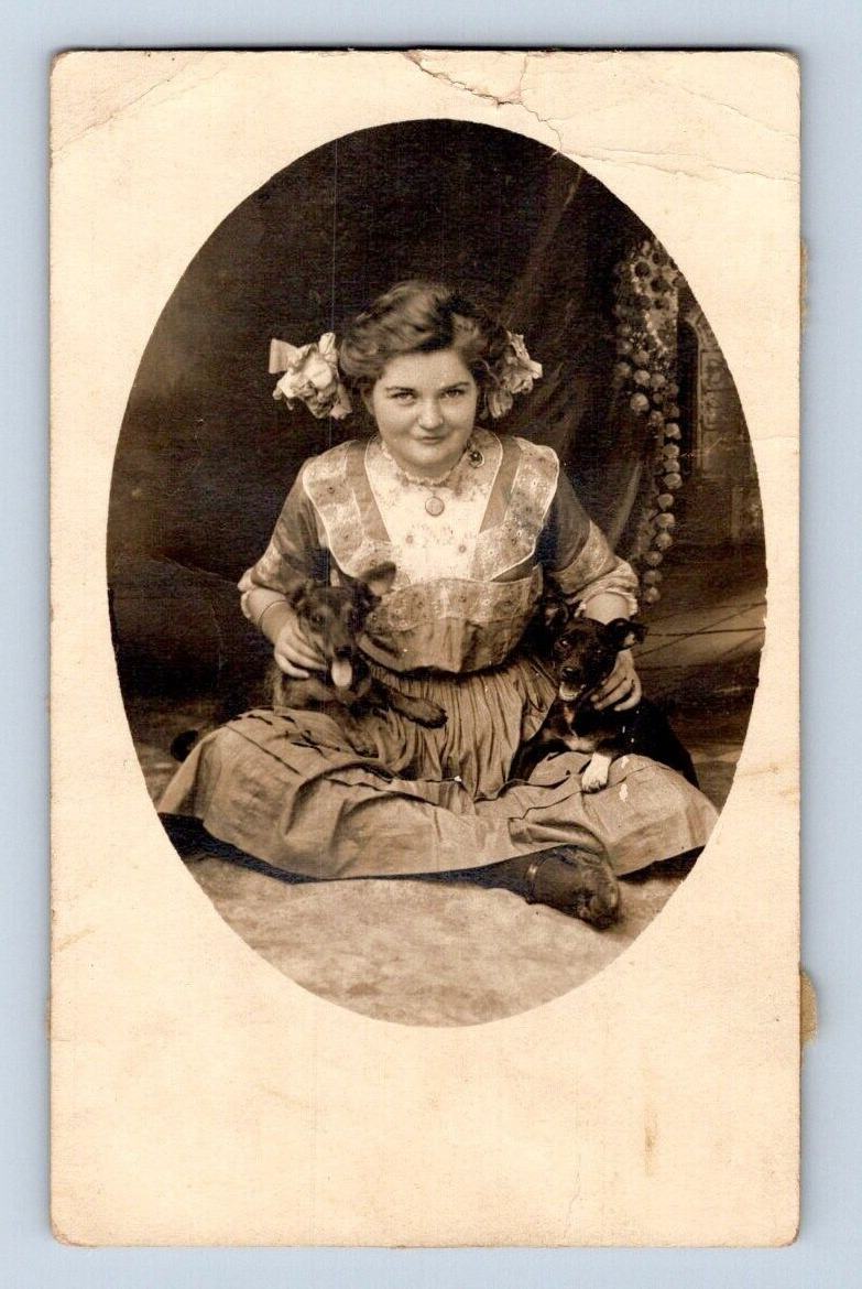 RPPC 1910. GIRL POSING W/ HER 2 PUPPIES. POSTCARD. SC35