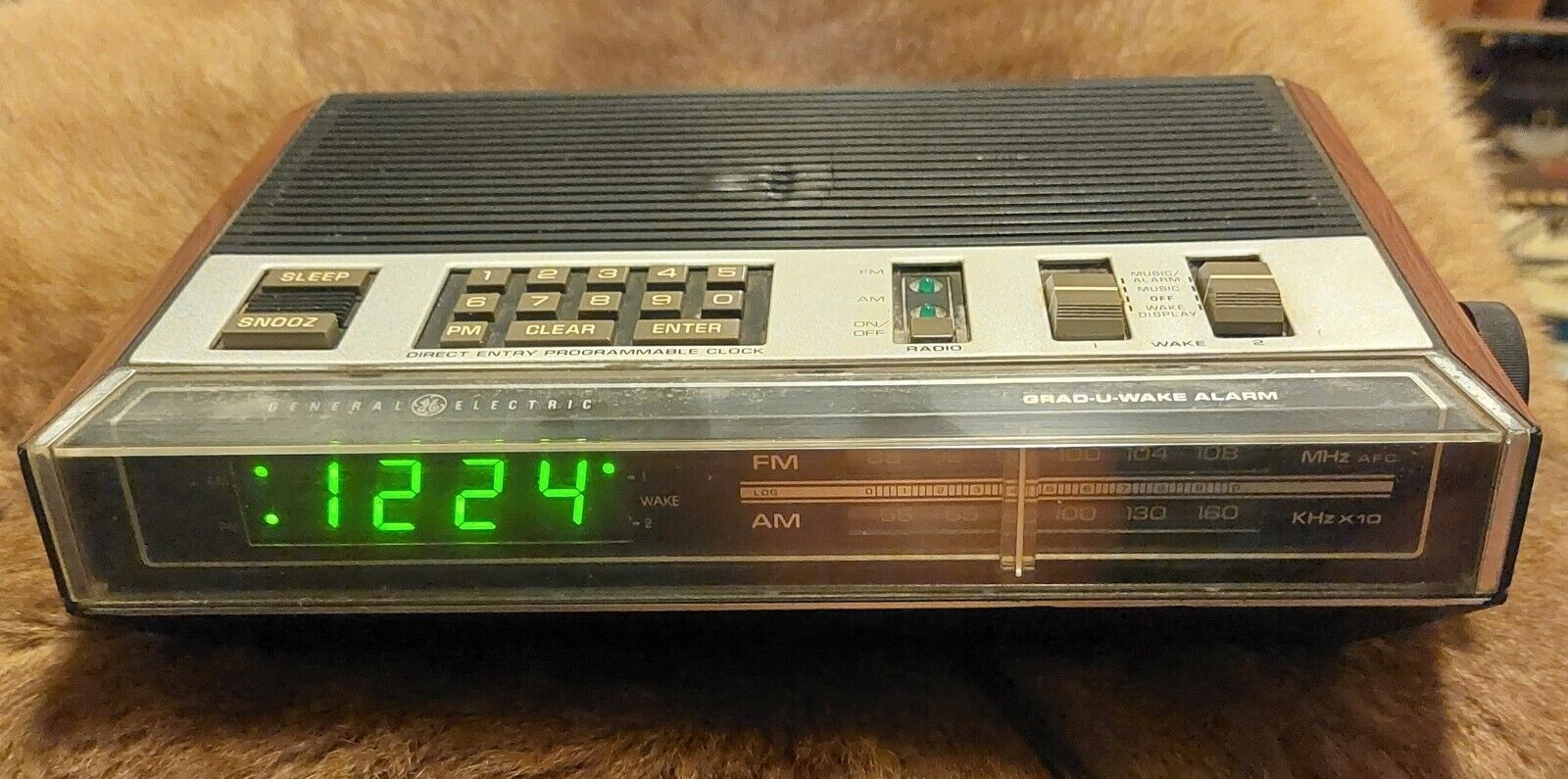 GE General Electric Grad U Wake Alarm AM/FM Clock Vintage Radio 7-4800A Tested