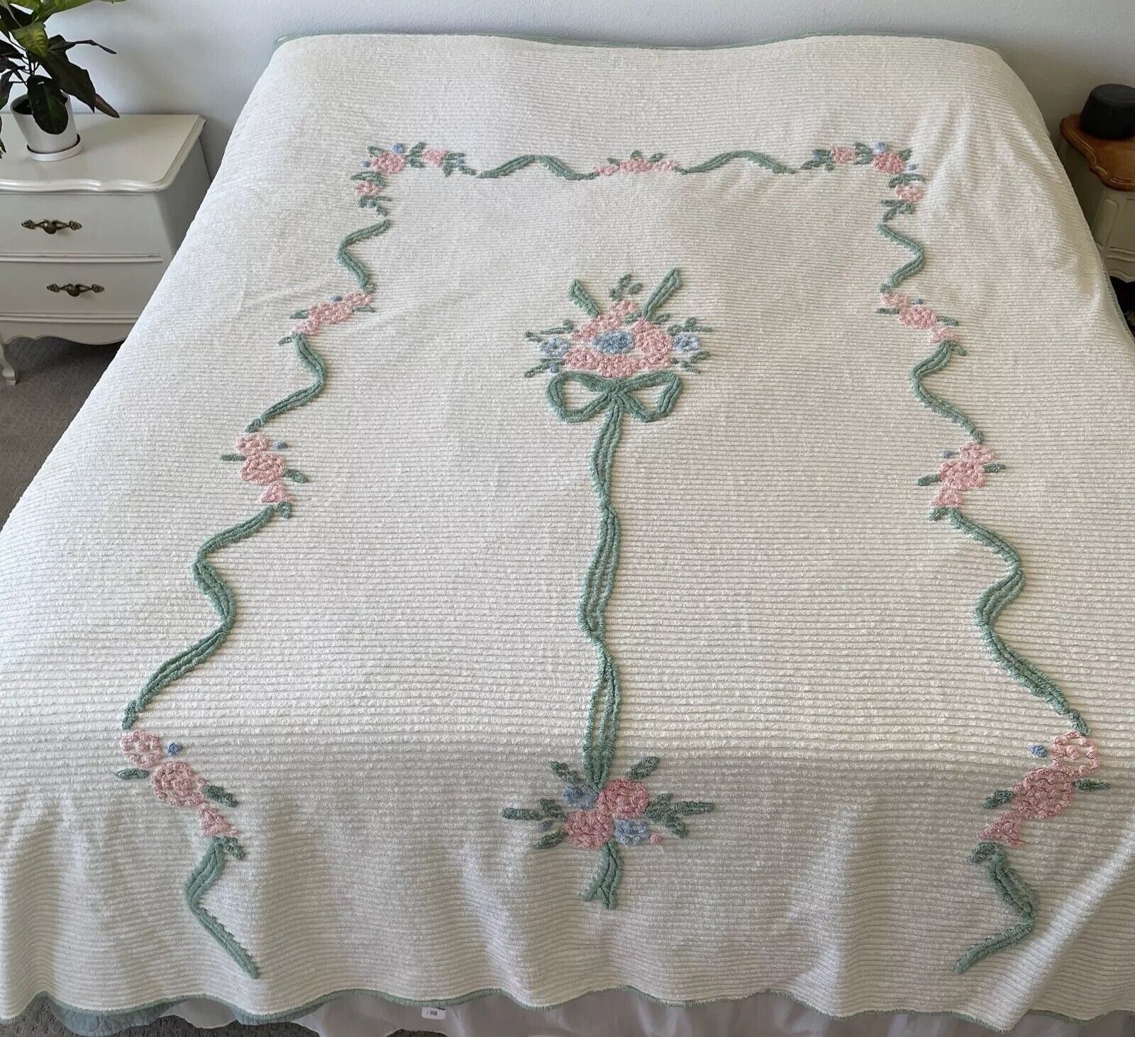 Vintage Queen/Full Chenille Bedspread Flowers Cream Pink Green Perfect