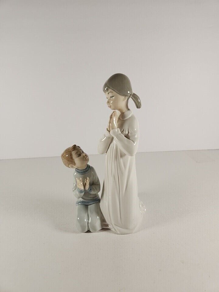 LLADRO Teaching to Pray Figurine #4779 Vicente Martinez Hand Made In Spain