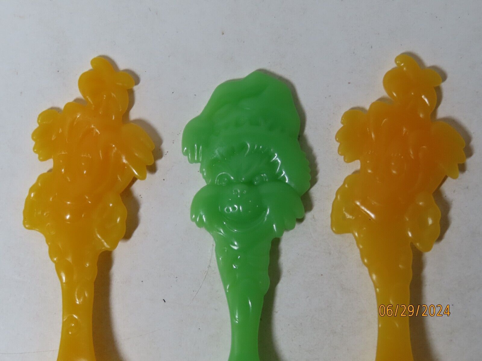 Lot of 3 Kellogss Dr Seuss The Grinch Cindy Lou Who color changing spoons