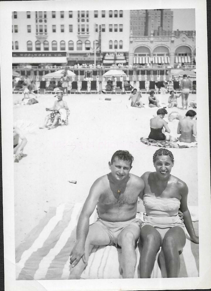 Vintage FOUND PHOTOGRAPH bw 1940\'S 50\'S BEACH SCENE Original Snapshot 19 22 P