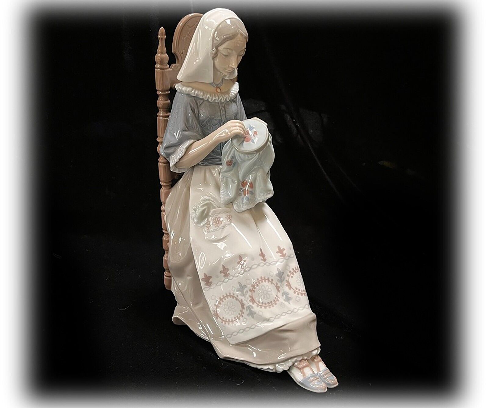 Lladro Insular Embroideress Porcelain Figurine 4865 Gloss NO Box Embroidery AsIs