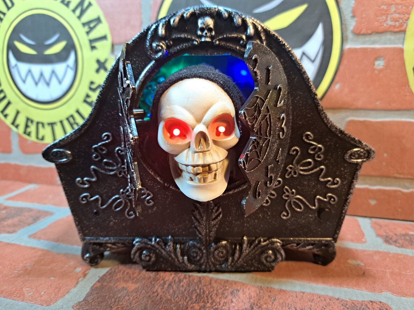 Gemmy Pop Out / Face Out Clock Screaming Skull Red Eyes Works Halloween 7