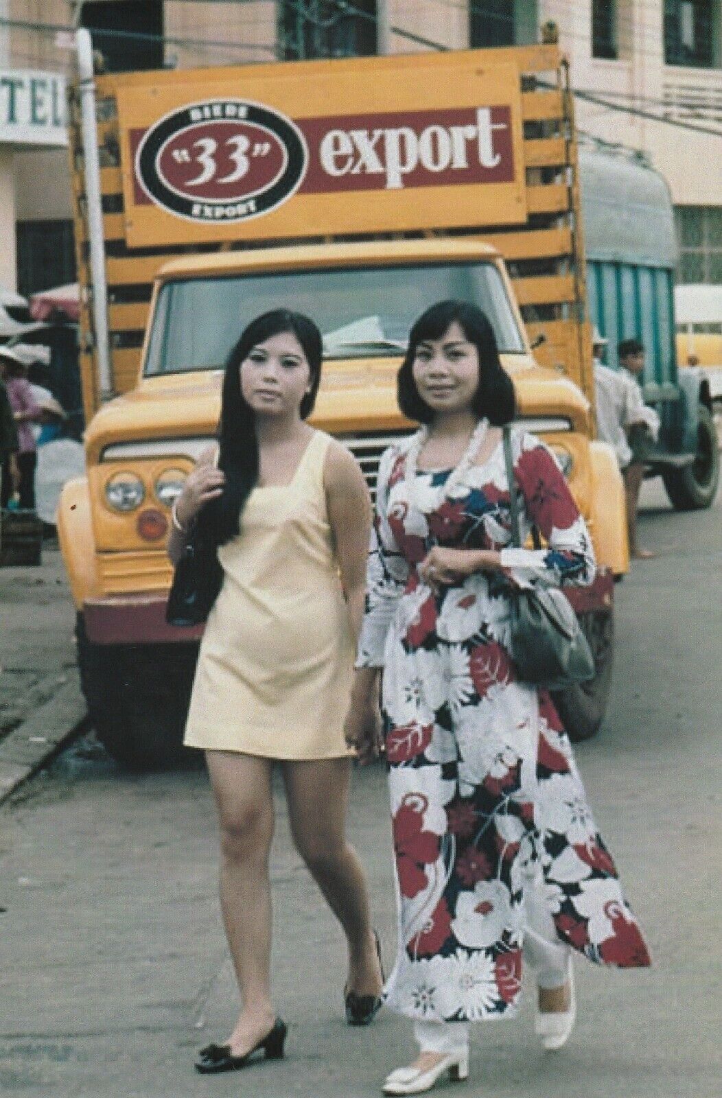 Vietnam  War  Photos --  Saigon Ladys  -- Beer Truck
